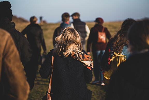 Mensen wandelen op de duinen