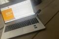 Persoon aan het werk op de laptop