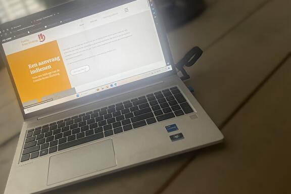Persoon aan het werk op de laptop
